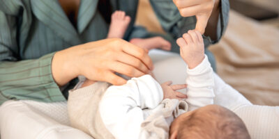 Parent jouant avec son nouveau-né