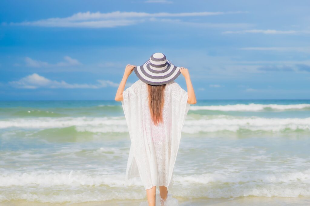 Personne détendue en vacances au bord de la mer