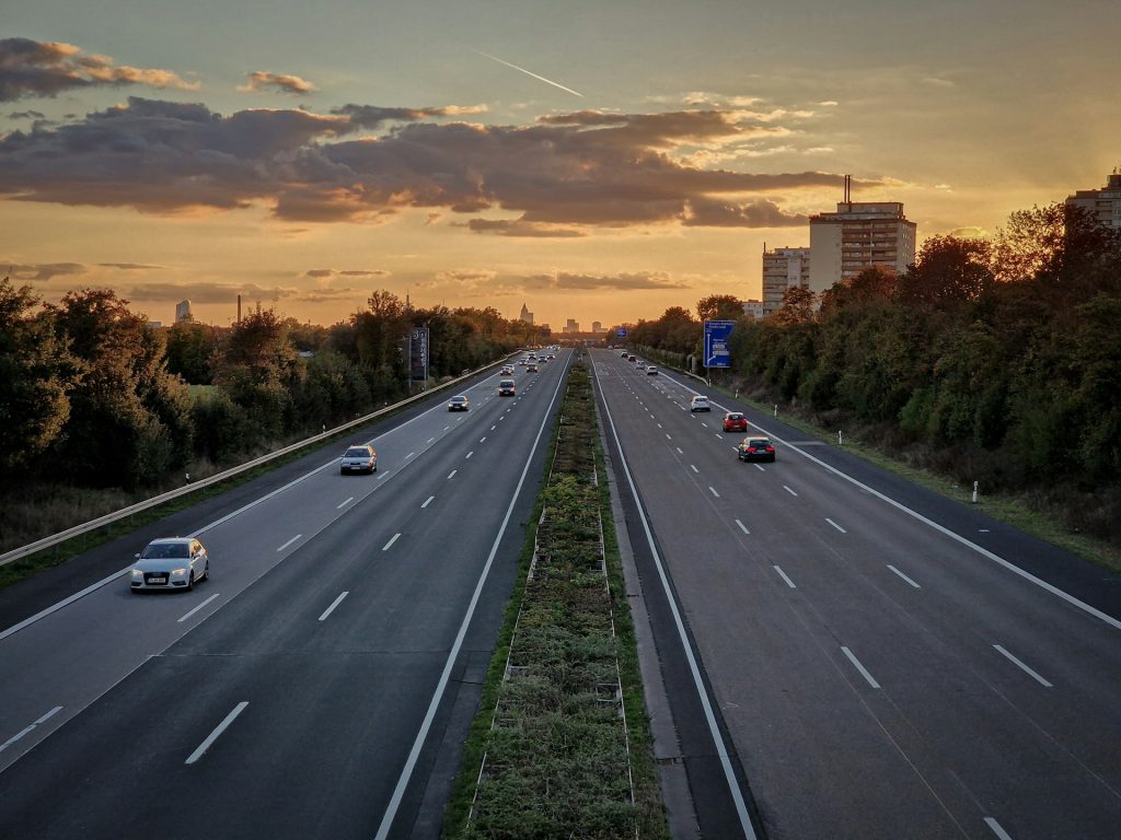 Autoroute avec des voitures au coucher du soleil