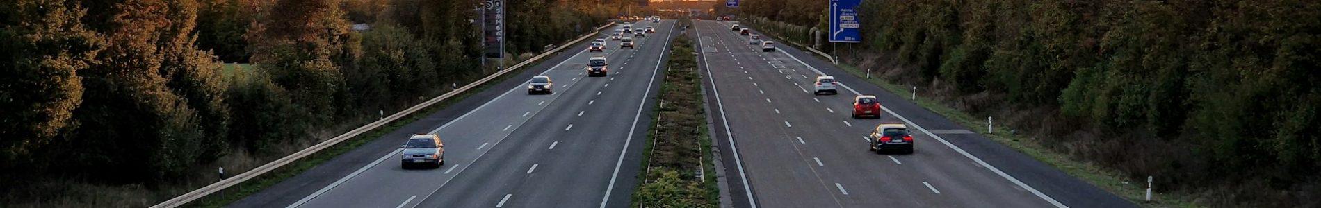 Autoroute avec des voitures au coucher du soleil