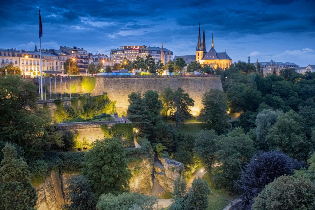 Vue de la ville de Luxembourg de nuit avec la cathédrale Notre-Dame