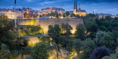Vue de la ville de Luxembourg de nuit avec la cathédrale Notre-Dame