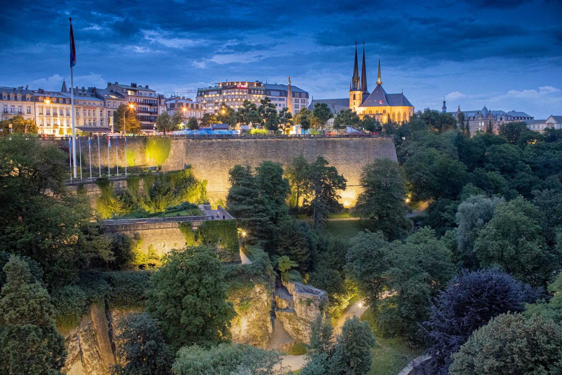 Vue de la ville de Luxembourg de nuit avec la cathédrale Notre-Dame