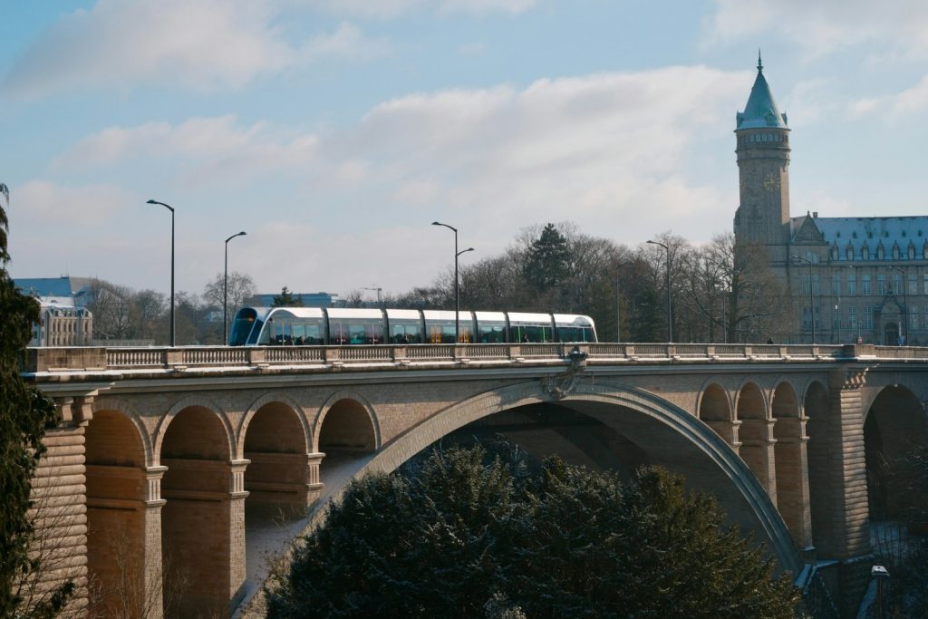 Tramway traversant le pont Adolphe à Luxembourg