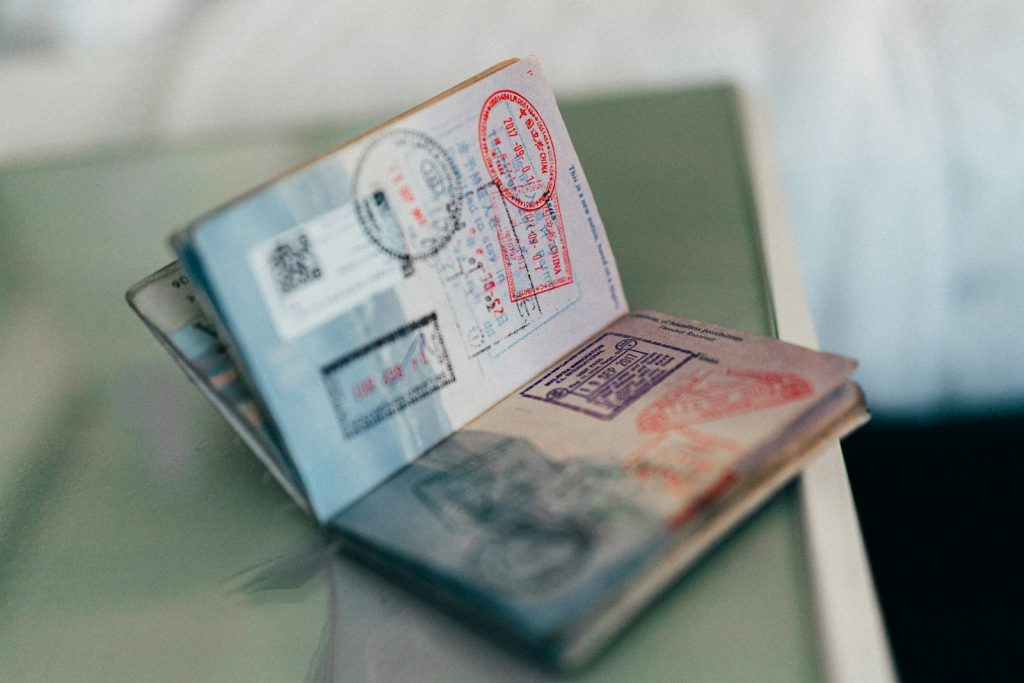 Passeport ouvert avec plusieurs tampons de visa