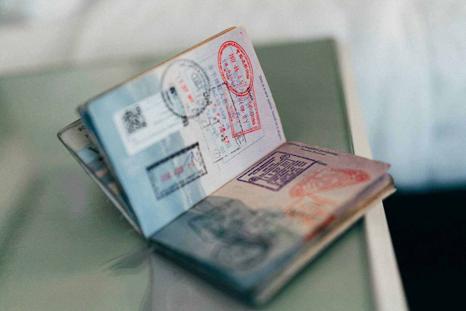 Passeport ouvert avec plusieurs tampons de visa