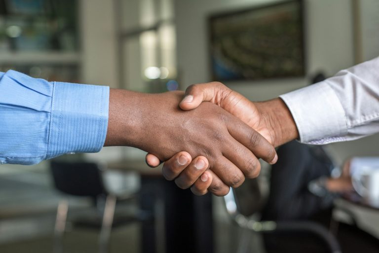Poignée de main lors d’un entretien de recrutement